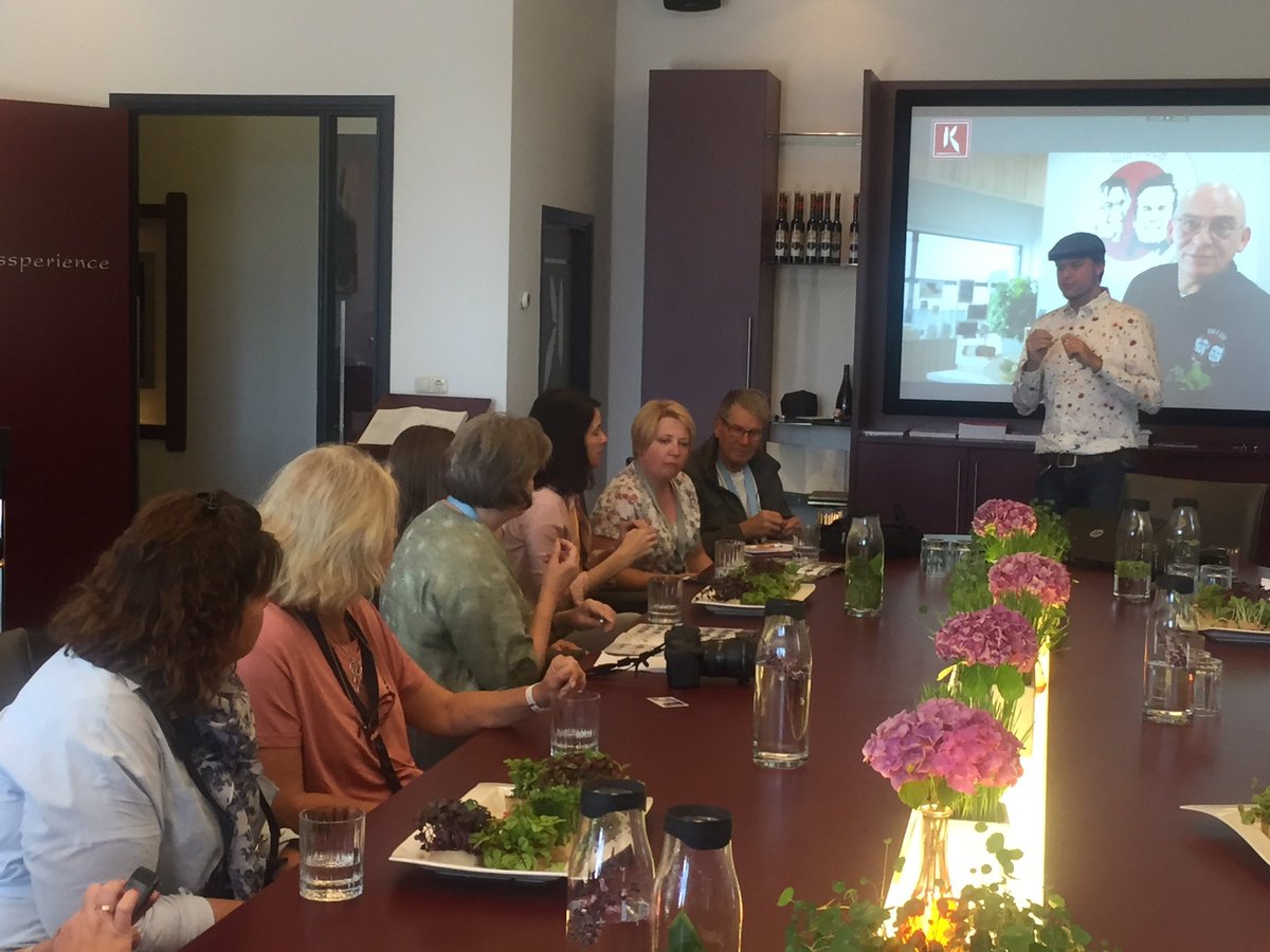 GFHuis's tweet photo. Stop 2 tour met internationale journalisten: @koppertcress met Styn en Jens Baan als 'professional storytellers'. Alles over smaak, innovaties, gezonde voeding in theorie en praktijk #DutchRoots https://t.co/BiQjYdQKYB