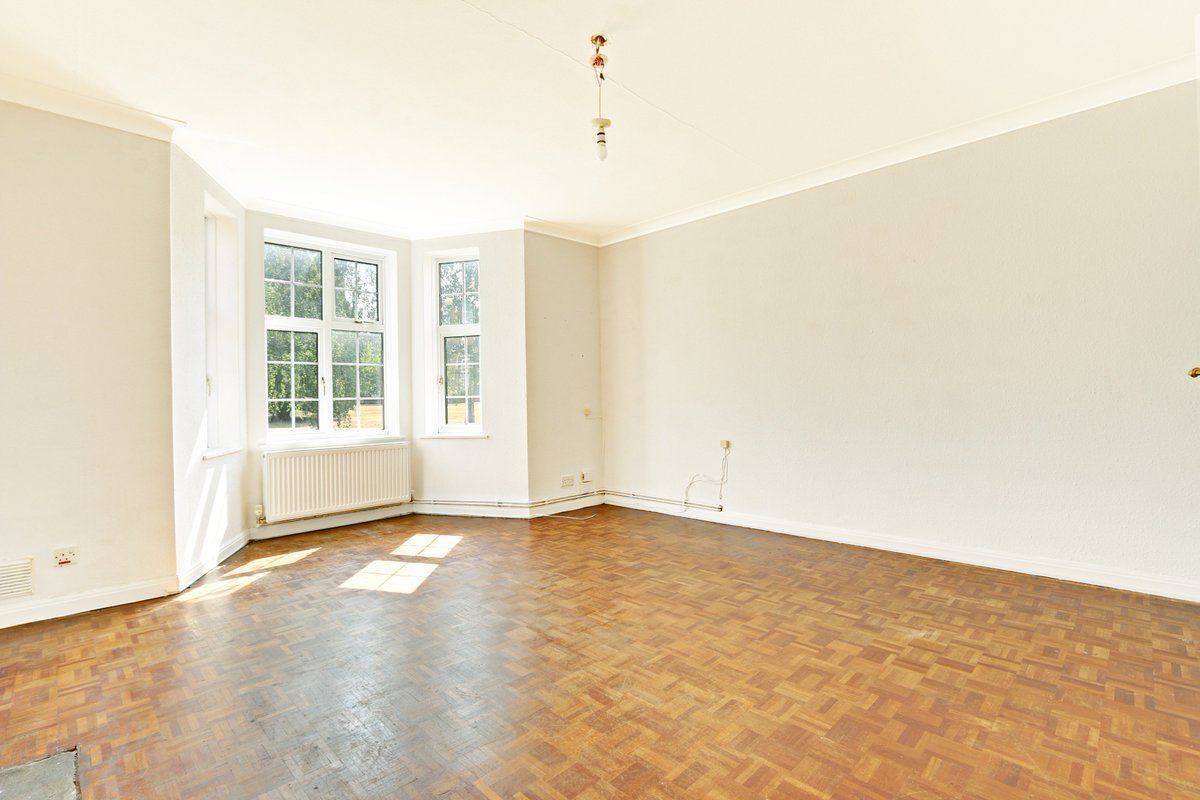 JasonOliverProp's tweet photo. Great Location! 2 bed ground floor maisonette with communal gardens and garage located within 5 minute walk of Cockfosters High street and tube station. 

https://t.co/qeCkbUxRS7 https://t.co/4n7wrXj8rY