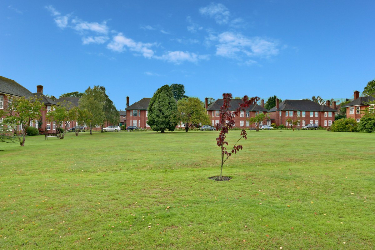 JasonOliverProp's tweet photo. Great Location! 2 bed ground floor maisonette with communal gardens and garage located within 5 minute walk of Cockfosters High street and tube station. 

https://t.co/qeCkbUxRS7 https://t.co/4n7wrXj8rY