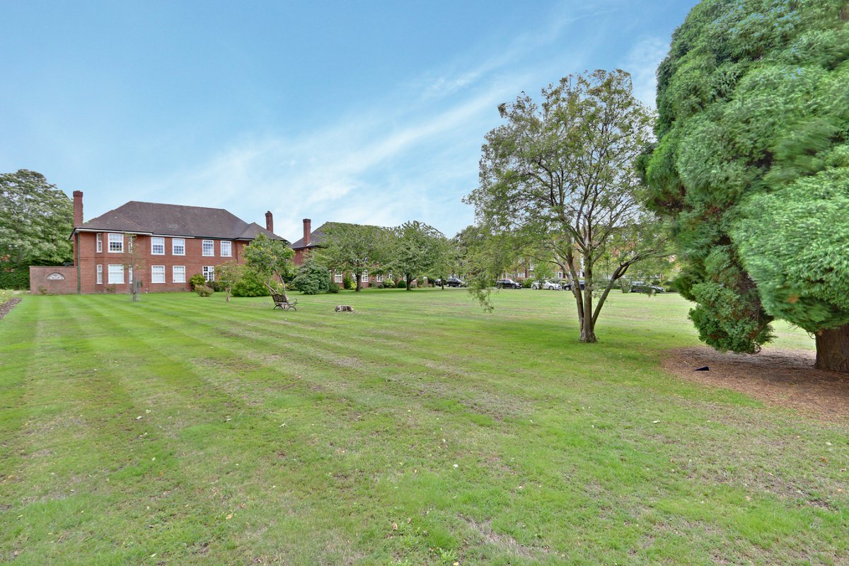 JasonOliverProp's tweet photo. Great Location! 2 bed ground floor maisonette with communal gardens and garage located within 5 minute walk of Cockfosters High street and tube station. 

https://t.co/qeCkbUxRS7 https://t.co/4n7wrXj8rY