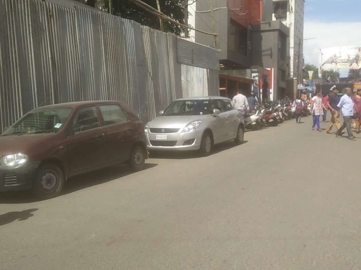 JsrLive's tweet photo. Vehicles parked on road. Despite of narrow roads, the parkingwalas get the vehicles parked on the roadside. 
On asking parkingwalas say that traffic police isn't active and we'll handle them if needed. @dasraghubar @JharkhandPolice https://t.co/nDDCUr0rH0
