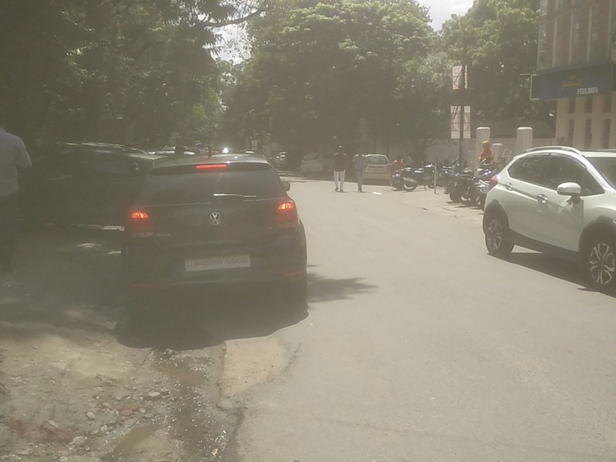 JsrLive's tweet photo. Vehicles parked on road. Despite of narrow roads, the parkingwalas get the vehicles parked on the roadside. 
On asking parkingwalas say that traffic police isn't active and we'll handle them if needed. @dasraghubar @JharkhandPolice https://t.co/nDDCUr0rH0