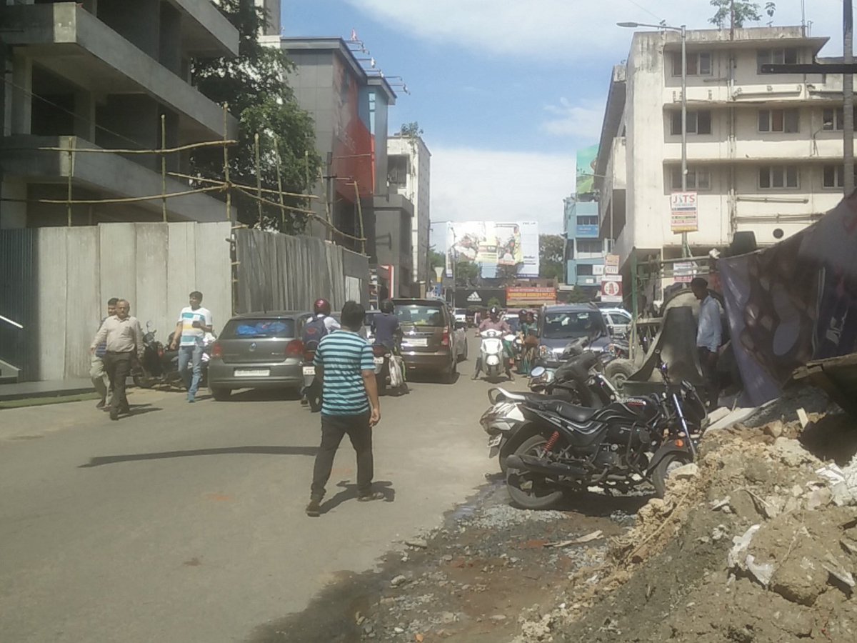 JsrLive's tweet photo. Vehicles parked on road. Despite of narrow roads, the parkingwalas get the vehicles parked on the roadside. 
On asking parkingwalas say that traffic police isn't active and we'll handle them if needed. @dasraghubar @JharkhandPolice https://t.co/nDDCUr0rH0