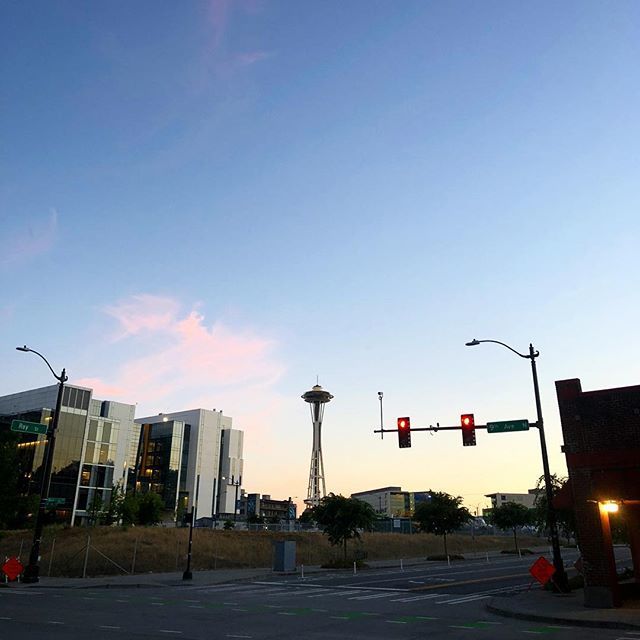 jicasas's tweet photo. Needle. 🌄
• • • • • #sunset #pnwsunset #seattle #photowanderwithme #sunsetpatrol https://t.co/JZuL1yMTBq https://t.co/OajDom1dQc