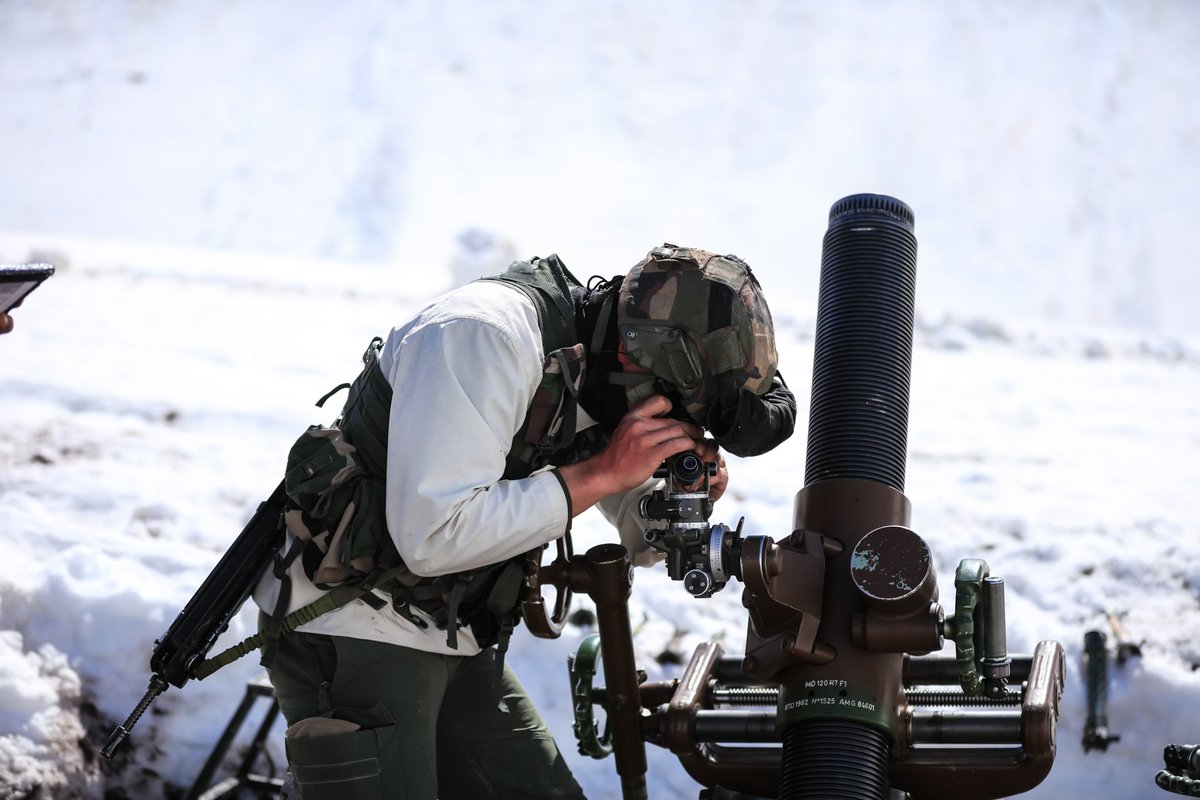 armeedeTerre's tweet image. C'est au tour du 93e régiment d'artillerie de montagne #93RAM de Varces de défiler sur les Champs.

Seul régiment de l'@armeedeterre à combiner la puissance de l'artillerie &amp;amp; des troupes de montagne, le #93RAM (defense.gouv.fr/terre/l-armee-…) assure les appuis feux de la @27bim