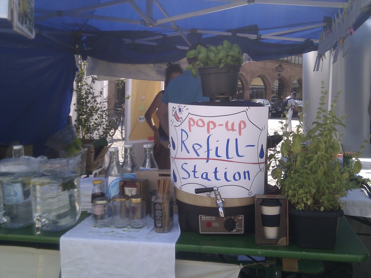 Bluepingu's tweet photo. Unsere Popup-#Refill-Station freut sich auch heute wieder darauf, Euch die Flaschen zu füllen. Wenn Ihr heute in #Nürnberg unterwegs seid, schaut doch einfach mal auf dem #Hauptmarkt in Nünrberg für eine kurze Rast vorbei!
#refillde #refillNürnberg #bluepingu #zerowasteNUE https://t.co/Abjj6kL1ML