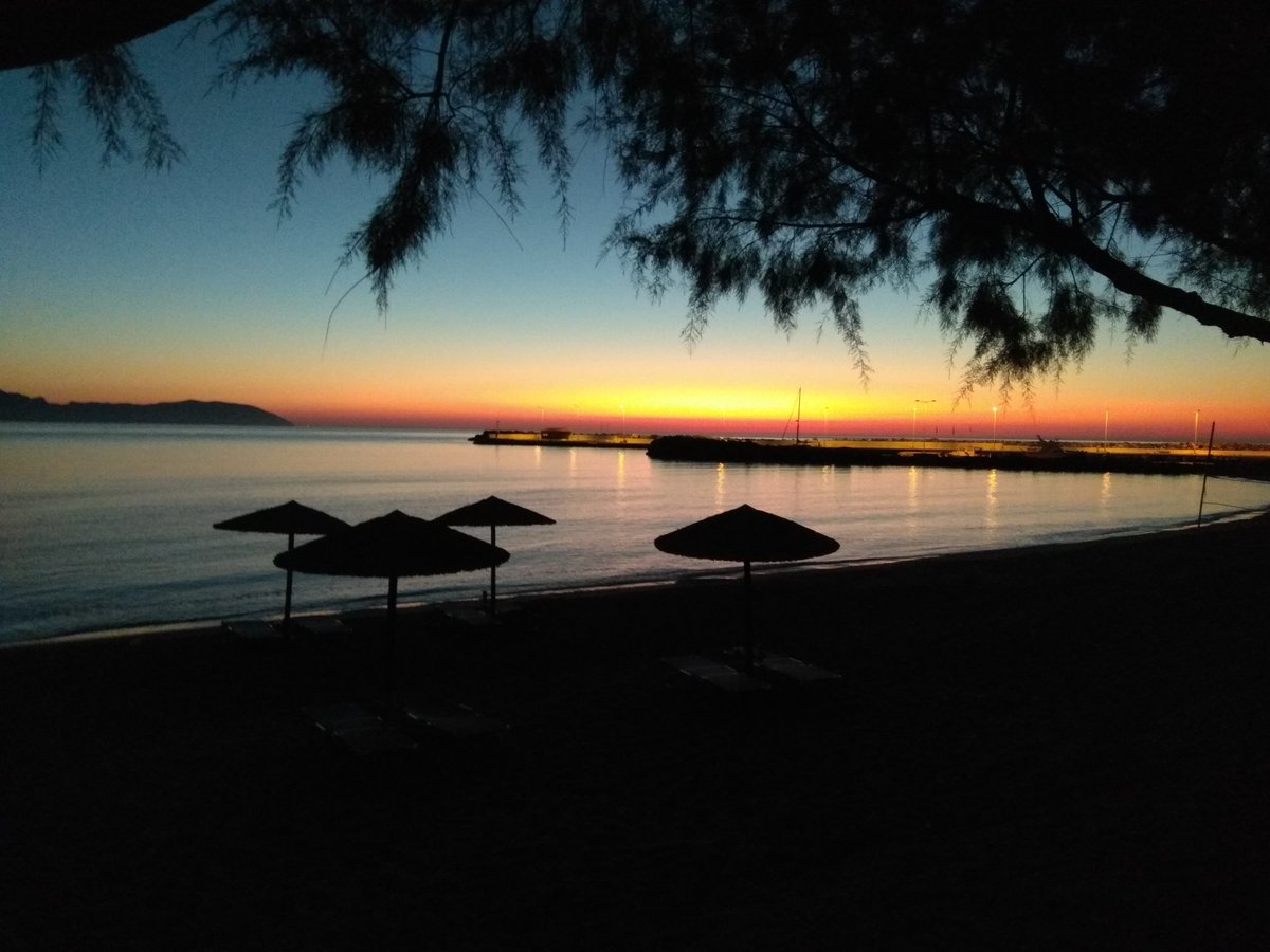 EprepeKithira's tweet photo. Good morning from #kythira 
#sunrise https://t.co/nmGd6meHrY