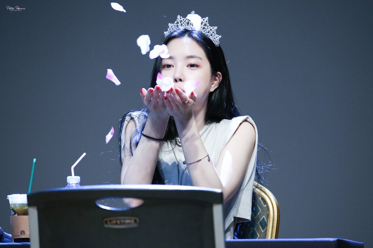 naeunddal's tweet photo. 노량 팬사인회(@apinksne) #Apink #에이핑크 #나은 #손나은 #naeun #1도없어 #에이핑크_1도없어 #ImSoSick #ImSoSick3rdWin
바람이 불고 꽃잎이 여기저기 흩어져 있다.🌬🌸
📸 by Petite Pomme https://t.co/g4qm6ts7Nf