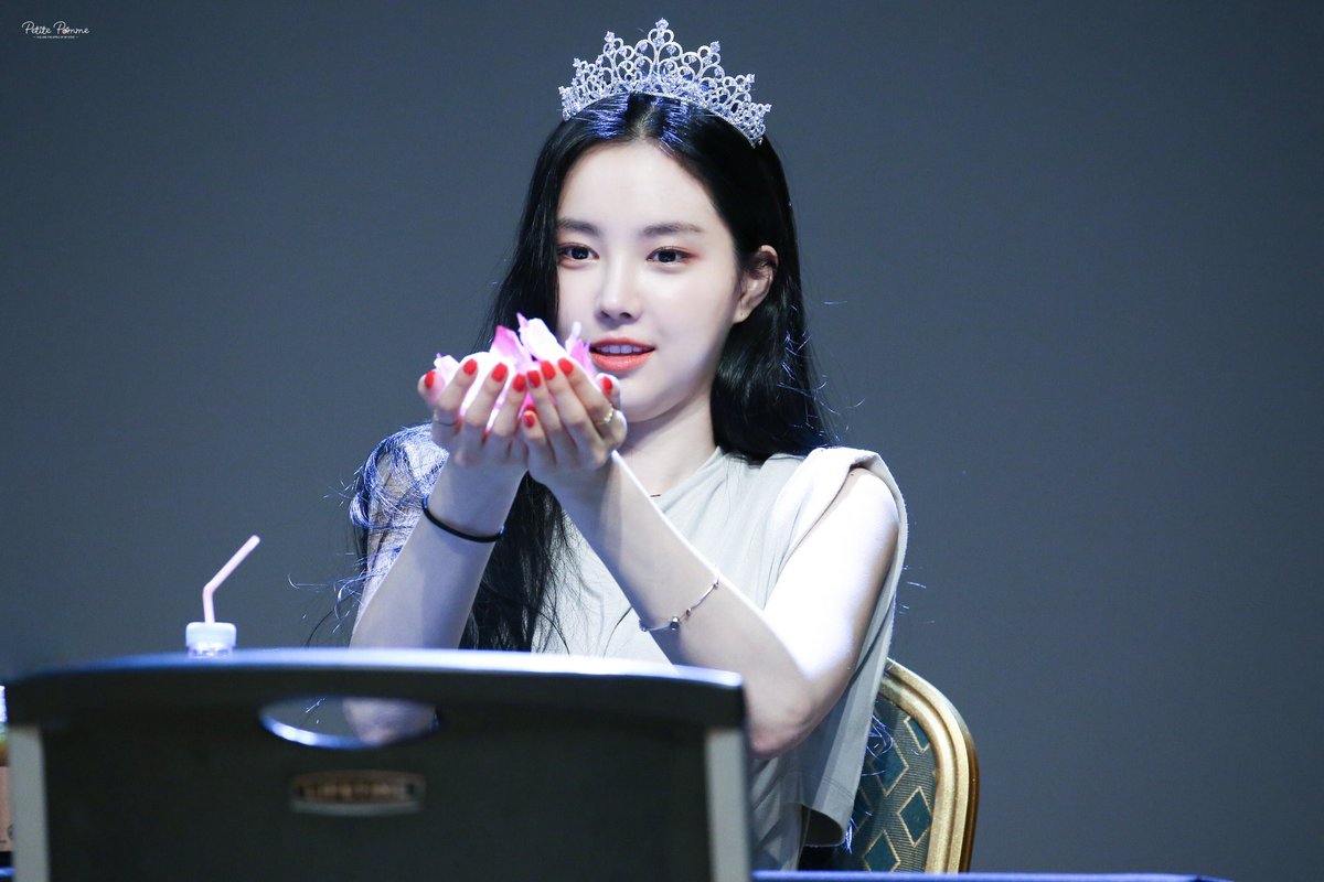 naeunddal's tweet photo. 노량 팬사인회(@apinksne) #Apink #에이핑크 #나은 #손나은 #naeun #1도없어 #에이핑크_1도없어 #ImSoSick #ImSoSick3rdWin
바람이 불고 꽃잎이 여기저기 흩어져 있다.🌬🌸
📸 by Petite Pomme https://t.co/g4qm6ts7Nf