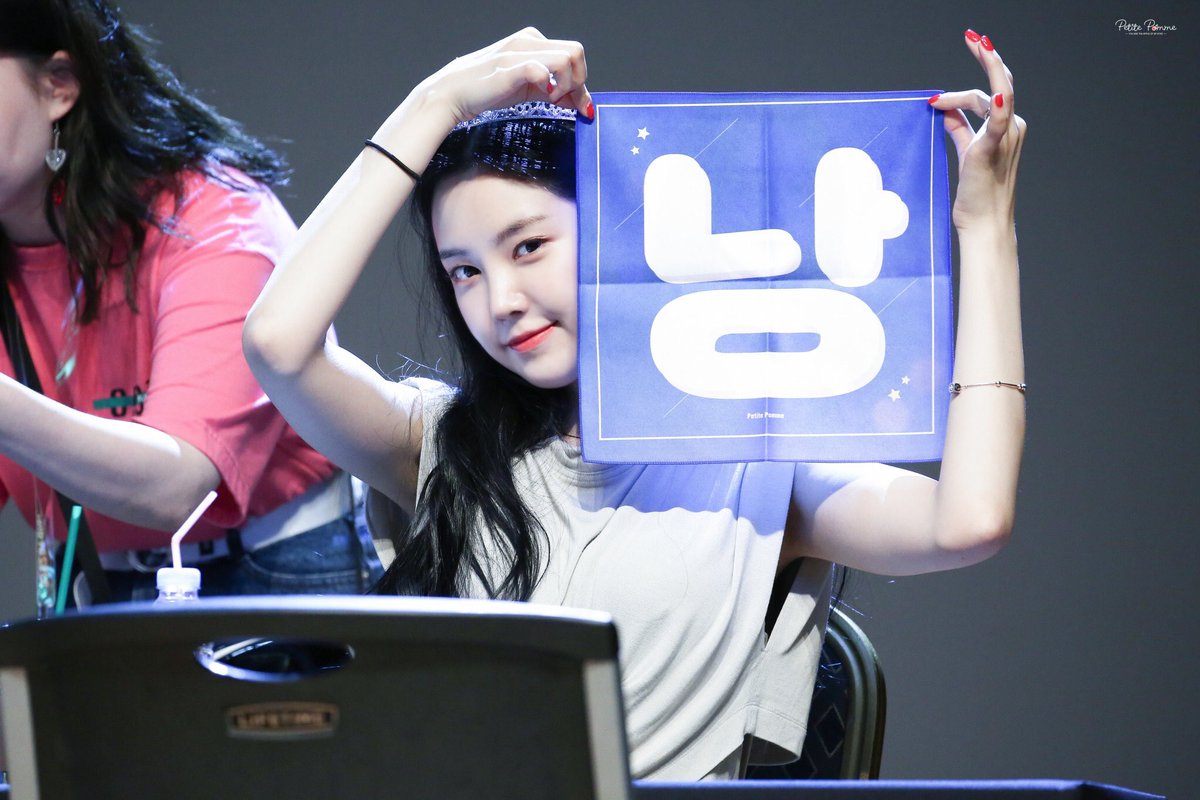 naeunddal's tweet photo. 노량 팬사인회(@apinksne) #Apink #에이핑크 #나은 #손나은 #naeun #1도없어 #에이핑크_1도없어 #ImSoSick #ImSoSick3rdWin
📸 by Petite Pomme https://t.co/ibPNgQXkVN