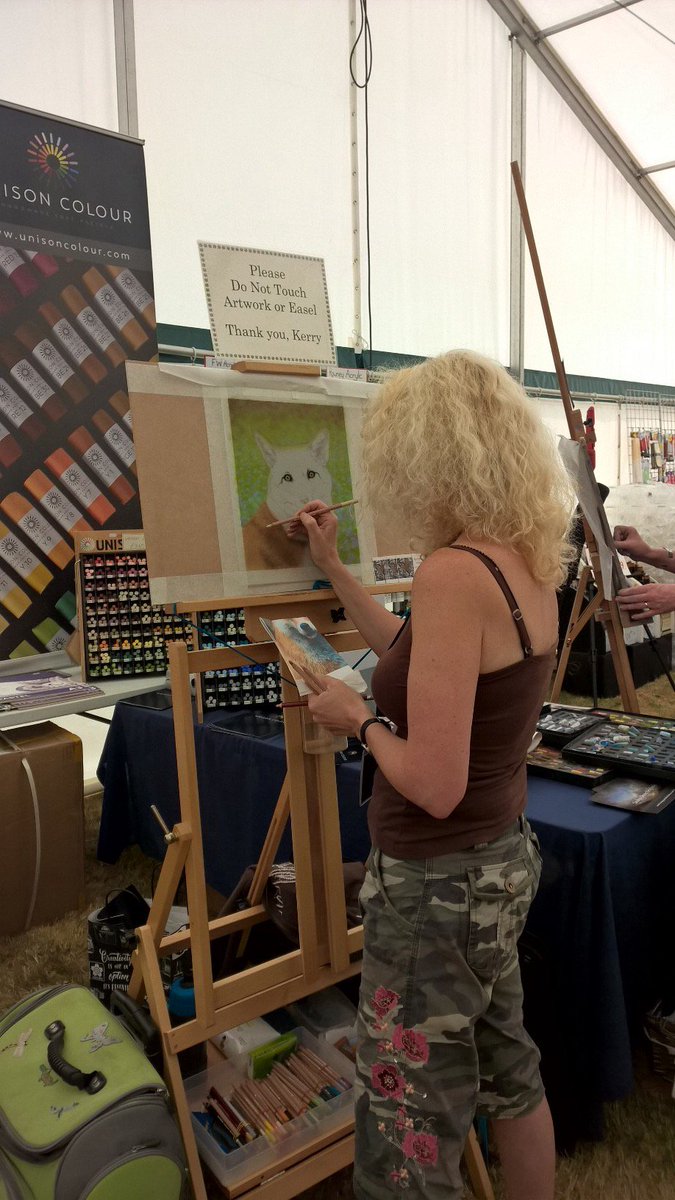 Patchings Art Festival <a href="/KerryNewellArt/">Kerry Newell</a> is doing a fabulous Pastel on Velour of a fox Kerry is doing a workshop with us on 5 &amp; 6 September phone Joanne 01457 857527 info@pennine-art.uk for details &amp; booking
@TheArtistandLP @artpublishing <a href="/artsbeat/">artsbeat magazine</a> <a href="/DerbyshireOArts/">Derbyshire Open Arts</a> <a href="/PDArtisans/">PeakDistrictArtisans</a>