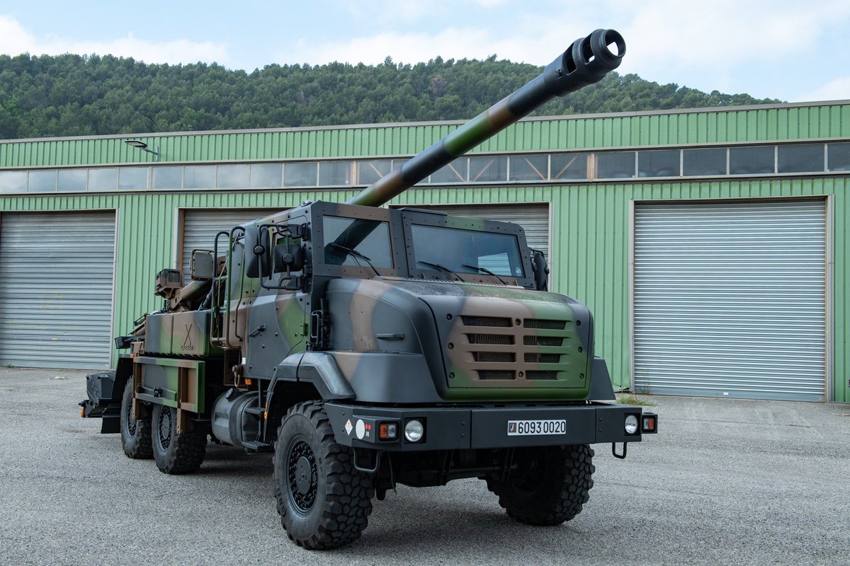 armeedeTerre's tweet image. Son matériel phare est le #CAESAR camion équipé d'un système d'artillerie ▶️ sirpat.idix.fr/3d/CAESAR/desk… capable de tirer jusqu'à 40km.   De juin à octobre 2017, le #93RAM a participé à l'opération #Chammal en appui des forces irakiennes contre Daech dans le nord de l'Irak.