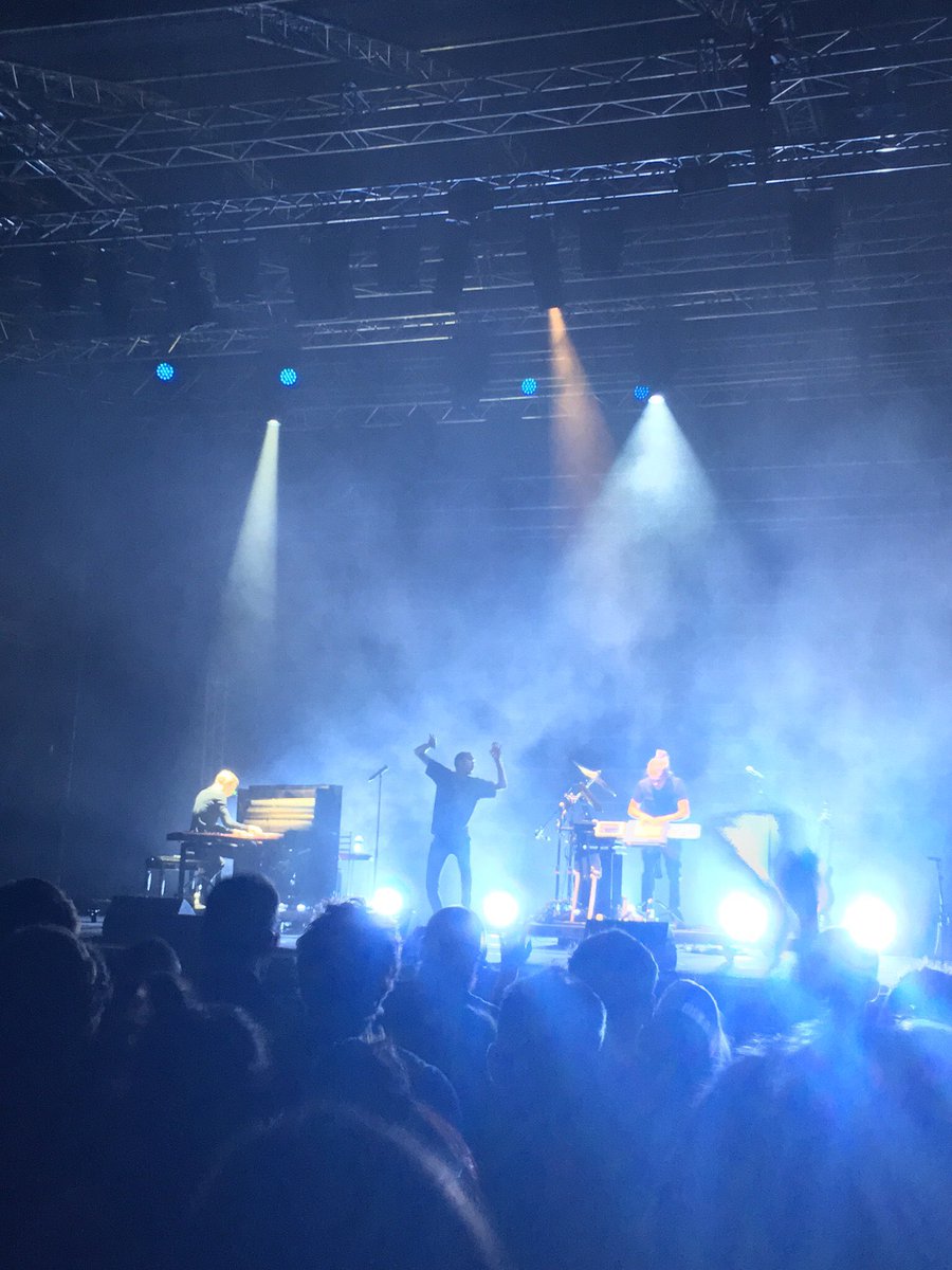FannyBorius's tweet photo. #Festivaldeshistoiresvraies 3 jours de rencontres, débats, concerts... entre le public et artistes, photographes, journalistes, documentaristes, témoins... Se poursuit au mont #Beuvray aujourd’hui et de nouveau à #autun dimanche #gaelfaye https://t.co/MlT9hY0GmX