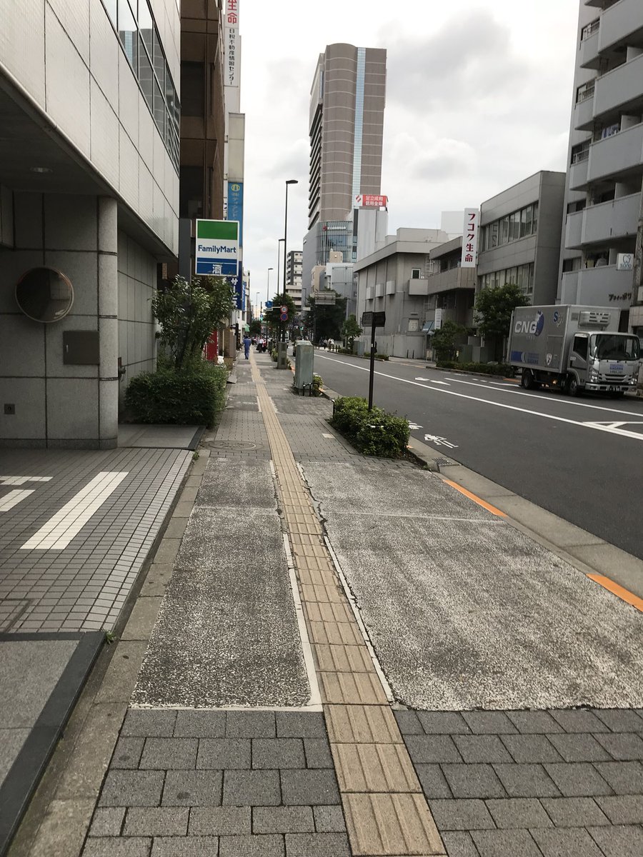 hkawae's tweet photo. 【BUo Yへの道2】ファミマが見えたら横断歩道渡って右をひたすらまっすぐあるく。 https://t.co/jvK5MvIjgd