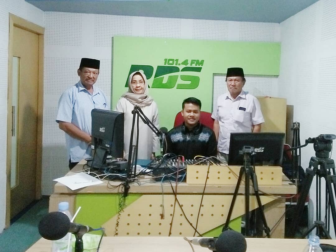 radiordsfm's tweet photo. Diskusi pagi di @radiordsfm, "Meneruskan Spirit Samanhudi", bersama Dr. Valina Singka, https://t.co/6Xmq33CLCB (Ketum Wanita Syarikat Islam) &amp; Dr. Jauhar, Guskom (PP Syarikat Islam) https://t.co/kZjrJddtuH