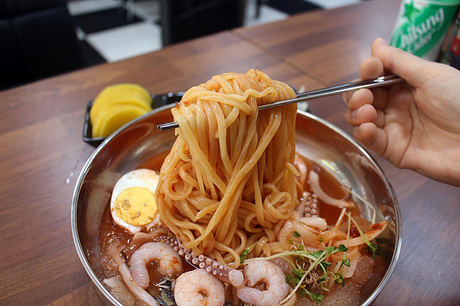 #대구맛집 시지 자연과학고 맞은편 #신열열짬뽕 냉면처럼 시원하게 먹는 냉짬뽕에 전복,새우,오징어까지 들어 있어서 푸짐함까지 갖추었습니다. sizzle.co.kr/221318621730 <<< 후기보러가기 #수성구맛집 #시지맛집 #매호동맛집 #대구맛집투어 #대구 #맛집 #수성구냉짬뽕 #시지냉짬뽕