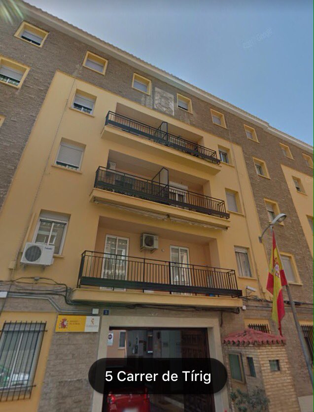 pagrafri's tweet photo. Passe per davant de la caserna de la Guàrdia Civil a València. Veig una cosa estranya. Trac el mòvil per fer-li una foto. El guàrdia de la porta em crida amenaçant què que mierdas hago. Aguarde el mòvil. No volia lios, estava massa prop de la gàbia. Però google maps m'ajuda: https://t.co/TVmsa82YQp