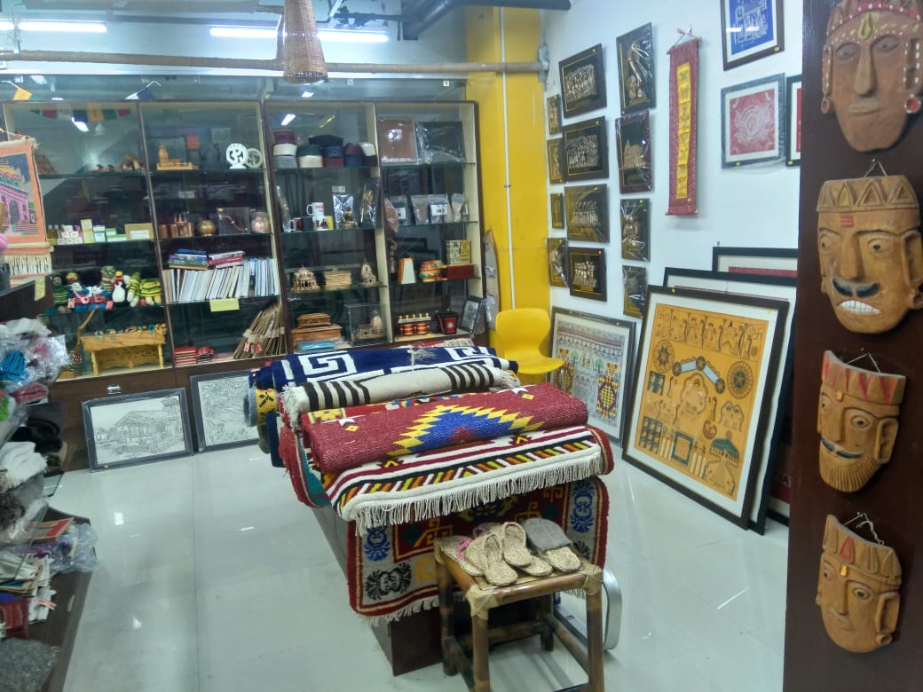 Samaundotcom's tweet photo. Uttarakhand souvenirs like copper craft,Tibetan craft,shawls,Pahadi topi,Aipan Craft,Temple Replicas,Bhotia carpets and rugs made by local artisans available at our store on 3rd floor,Times Square Mall,Sahastradhra Road,Dehradun
#uttarakhand #pahadi #souvenir #traditional #craft https://t.co/of40SVt7nT