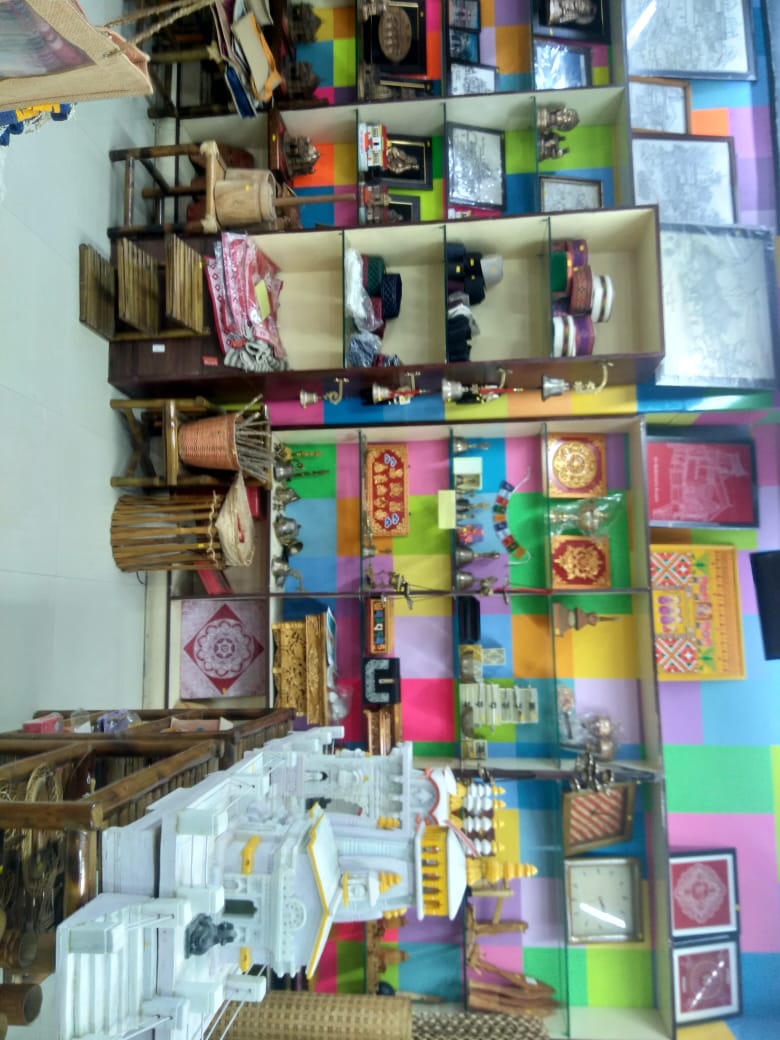 Samaundotcom's tweet photo. Uttarakhand souvenirs like copper craft,Tibetan craft,shawls,Pahadi topi,Aipan Craft,Temple Replicas,Bhotia carpets and rugs made by local artisans available at our store on 3rd floor,Times Square Mall,Sahastradhra Road,Dehradun
#uttarakhand #pahadi #souvenir #traditional #craft https://t.co/of40SVt7nT