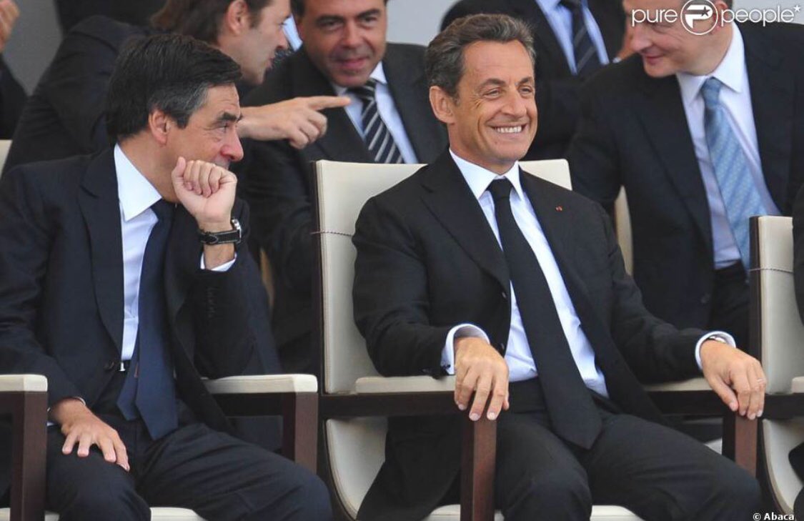 MauriceMartin01's tweet photo. Le 14 juillet est une fête nationale et traditionnellement depuis la libération, paradent toutes les forces vivent de nos armées. Protocolairement Le Président de la République est légèrement avancé, à ses côtés le Premier Ministre ou un invité de marque,l’épouse un rang derrière https://t.co/JXzIQkL8Le