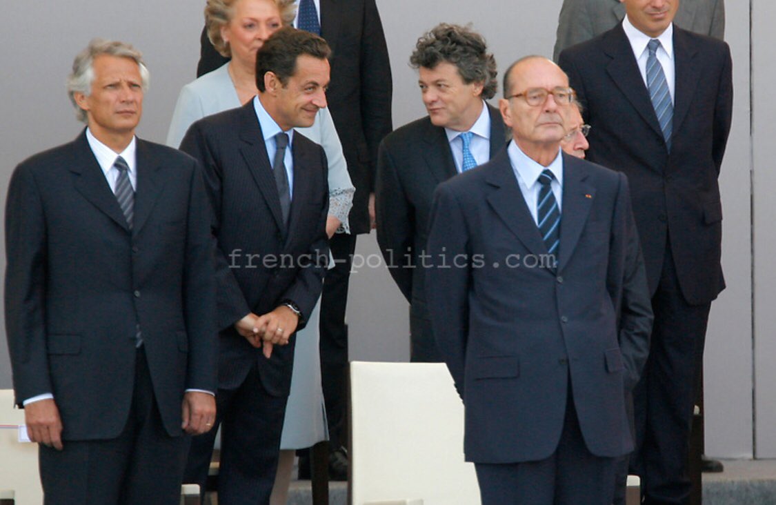 MauriceMartin01's tweet photo. Le 14 juillet est une fête nationale et traditionnellement depuis la libération, paradent toutes les forces vivent de nos armées. Protocolairement Le Président de la République est légèrement avancé, à ses côtés le Premier Ministre ou un invité de marque,l’épouse un rang derrière https://t.co/JXzIQkL8Le