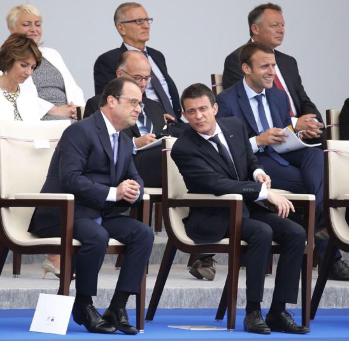 MauriceMartin01's tweet photo. Le 14 juillet est une fête nationale et traditionnellement depuis la libération, paradent toutes les forces vivent de nos armées. Protocolairement Le Président de la République est légèrement avancé, à ses côtés le Premier Ministre ou un invité de marque,l’épouse un rang derrière https://t.co/JXzIQkL8Le