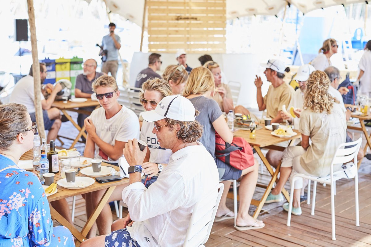 Last breakfast facing the sea. #puigvelaclassica .
#saillife #woodboat #classicsailing #craftsmanship #regatta #classicboat #barcelonasailing #sailingyatch #yatchcrew #food #breakfast