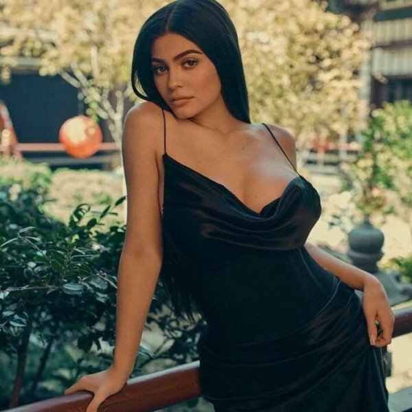 OCEANUP's tweet image. Fans are helping @KylieJenner become a billionaire because they can think of nothing better to do with their money: goo.gl/Nndwe6