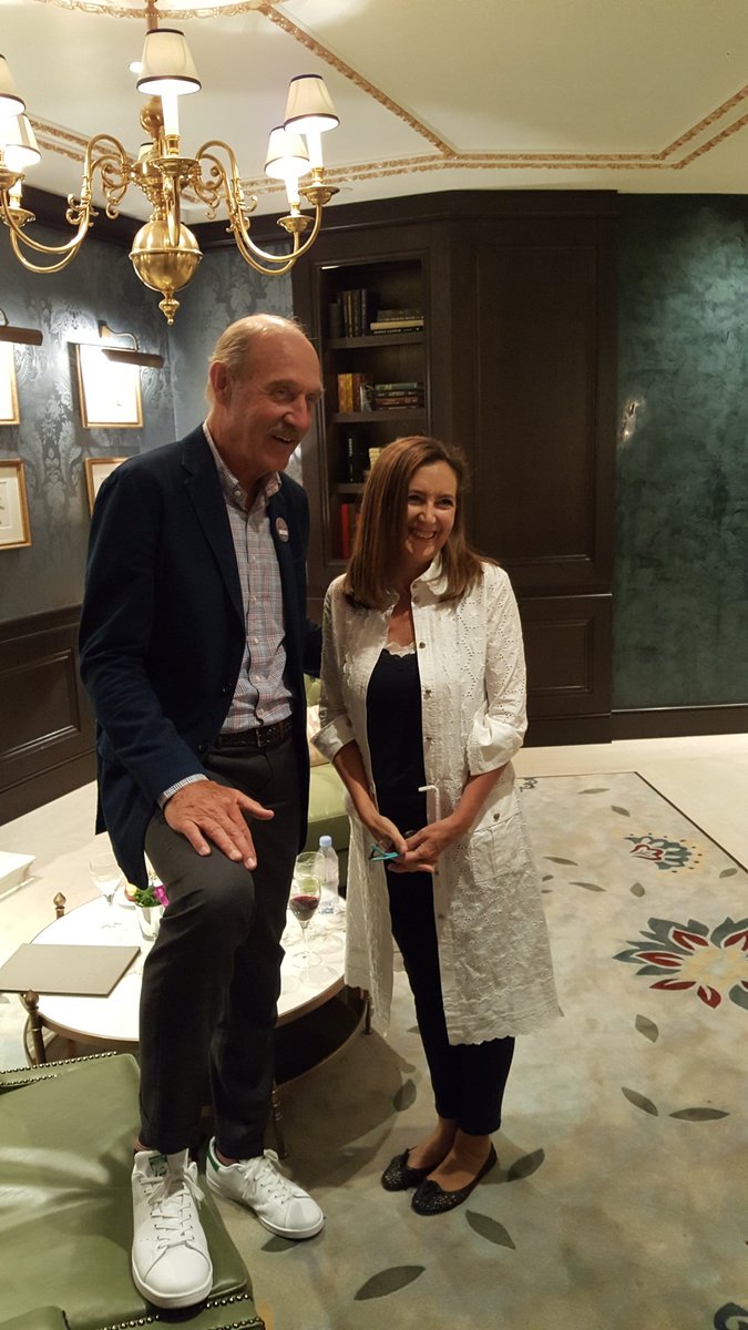 vilchesvicky's tweet photo. Pues sí, con Stan Smith! Un grande y no solo por altura! @VirginiaG68 Estoy poco tuitera... https://t.co/nhv5yTrbik