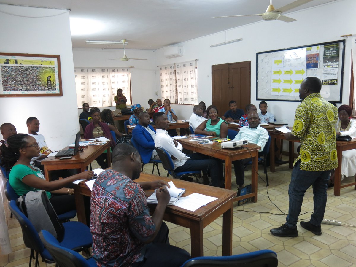 AmnestyTogo's tweet photo. Les trésorier(e)s des Groupes Locaux d'@AmnestyTogo  en séance de travail pour définir de nouvelles stratégies de mobilisation de fonds au sein de leur groupe. @AmnestyWARO @adjevi_lassey @geoplane1 @FrancoisPatuel @SalilShetty  @priscaenyonam @dbeker1 https://t.co/qJVdHA1KUF
