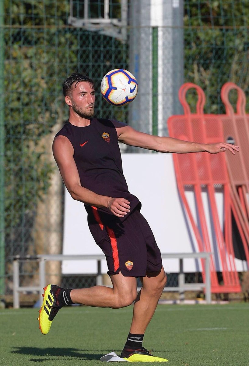 Cristante's tweet image. Lavoro e sudore. È la strada giusta, la nostra strada, la strada della Roma 💛❤ #dajeRoma @OfficialASRoma