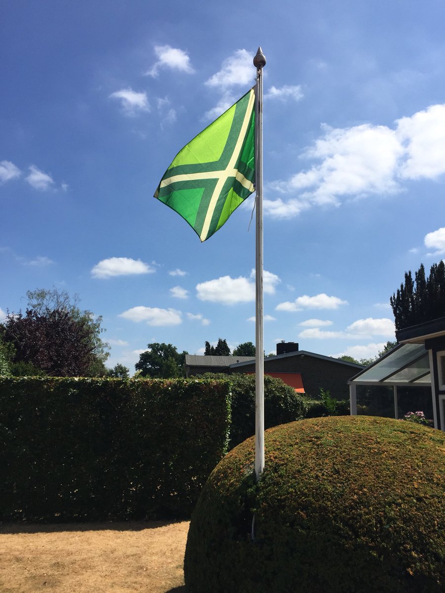 Zo, die hangt! Officiële vlag van de #Achterhoek. Gister gepresenteerd op #ZwarteCross. En te zien op <a href="/DeGraafschap/">De Graafschap</a> tenue komend seizoen!