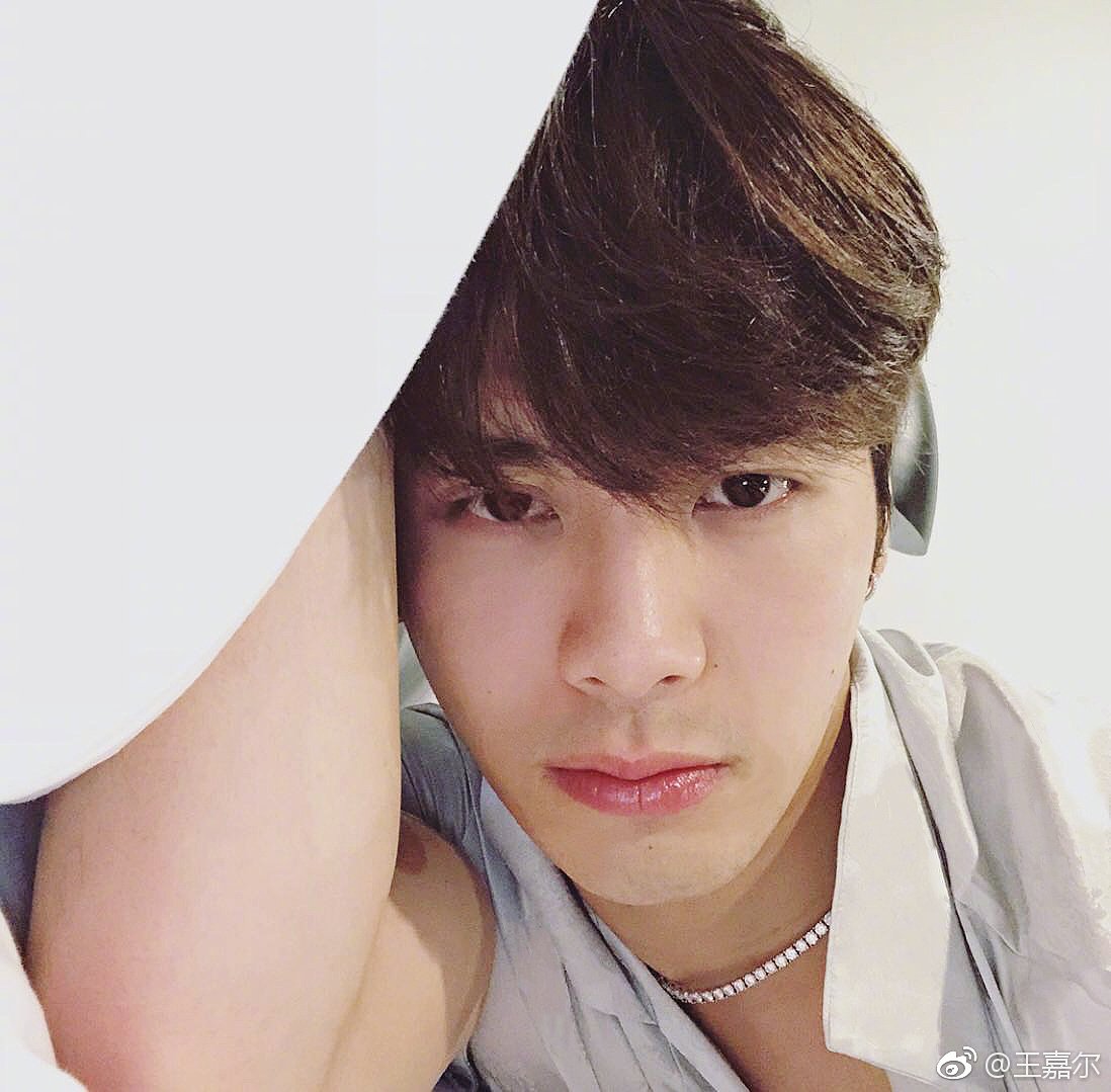 GOT7Snaps's tweet photo. [JACKSON WEIBO(3P)] 王嘉尔: 我这里已经晚上了❤️先睡了😴

#王嘉尔##晚安##我这里的晚上# ​ https://t.co/E4mDpf1hSH #kpopsnaps https://t.co/wB0Nb9er90