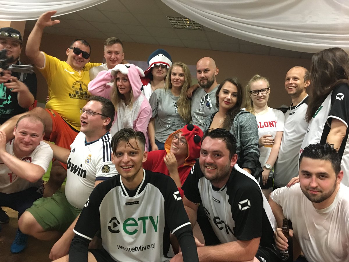 olapakula's tweet photo. A nagroda publiczności laduje u @Bar_Ulubiona #TeamETV !!!
#Padaka2018 https://t.co/36CumkVN3o