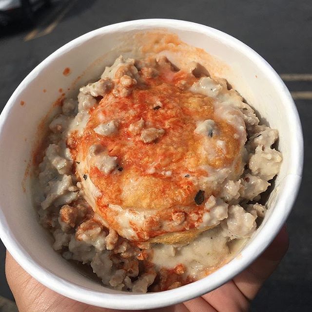 D3 Biscuit and gravy with house made hot sauce 📷: @shefmayo #Division3eats #Hollywood #GlassellPark #BiscuitAndGravy #Housemade #HotSauce #InACup #Breakfast #BiscuitGang #BiscuitLyfe ift.tt/2uANbBu