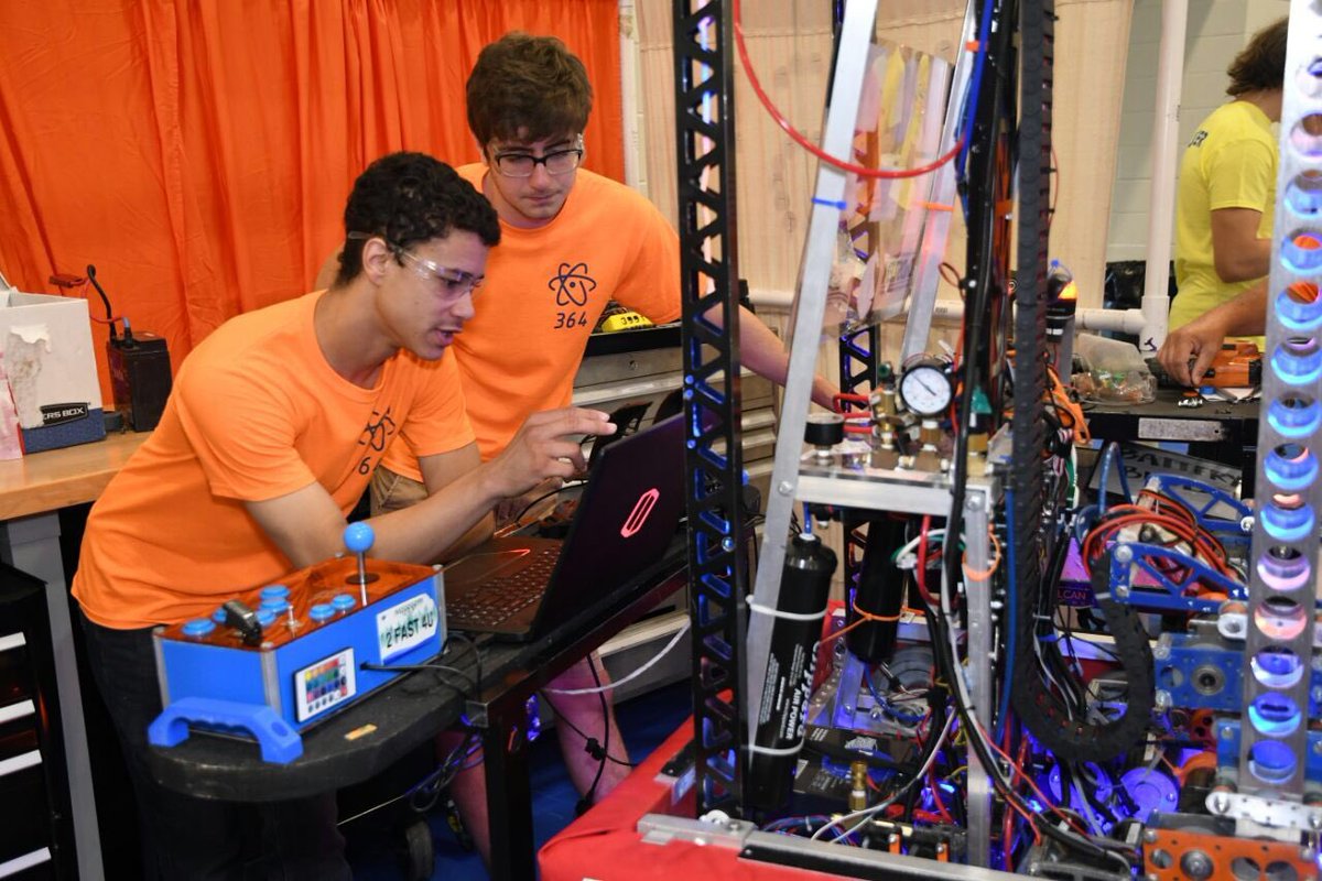 MS_Power's tweet photo. Gulfport High Team Fusion members (and todayβs hosts!) work on robot in pit area before competition. #BeachBotBattle @TeamFusion364 @GulfportHigh @GulfportSchools https://t.co/xs6AK2KISJ