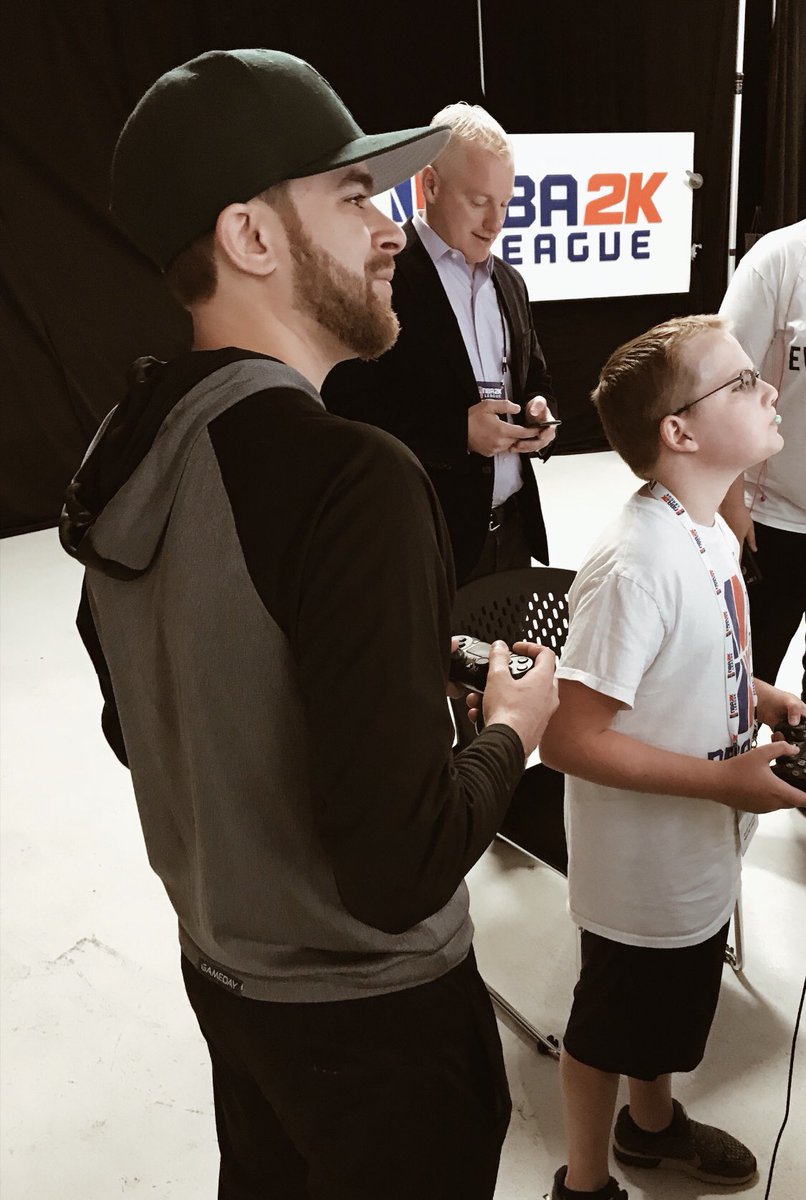 KinG_PeroXide's tweet photo. Getting some practice in before the big game. This is what itโs all about! #NBA2kLeague #bucksgg #positiveinfluence @2KLeagueMD @BucksGG @NBA2KLeague https://t.co/xyQiqDwji3