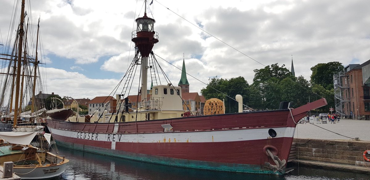 After more than 40years at quay in Copenhagen, my 8 years older danish #lightship sister GEDSER REV will spend some years hosted by mfs.dk in Helsingör.
Go visit her too!
#scandinavian #maritimehistory ftw