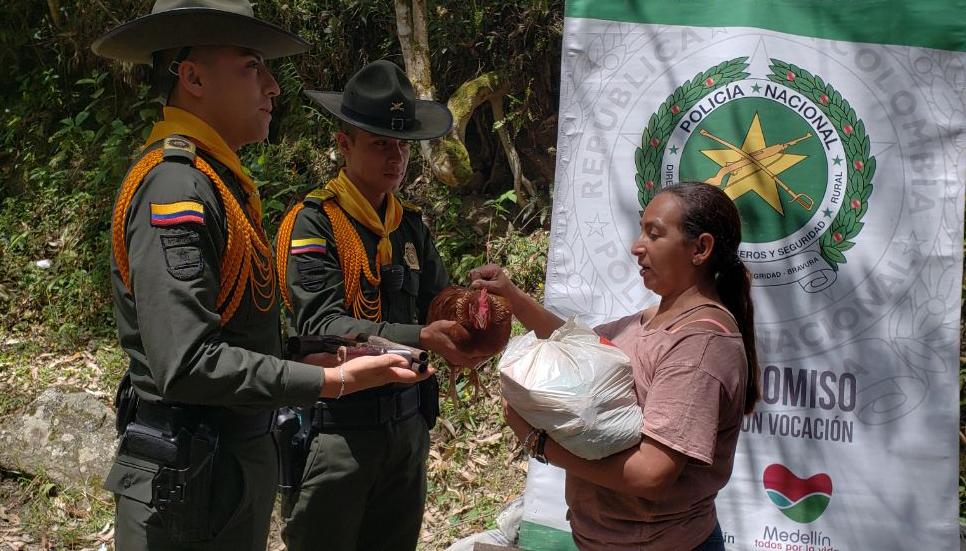 CarabinerosCol's tweet image. Se realizo plan desarme obteniendo, 03 armas de fuego artesanales, 01 taco dinamita con activador, 01 granada de aturdimiento, 01 granada de humo, 02 capsulas de gas lacrimogeno y 01 provedor vacio; como reconocimiento nuestros #Carabineros de #MEVAL entregaron un mercado.
