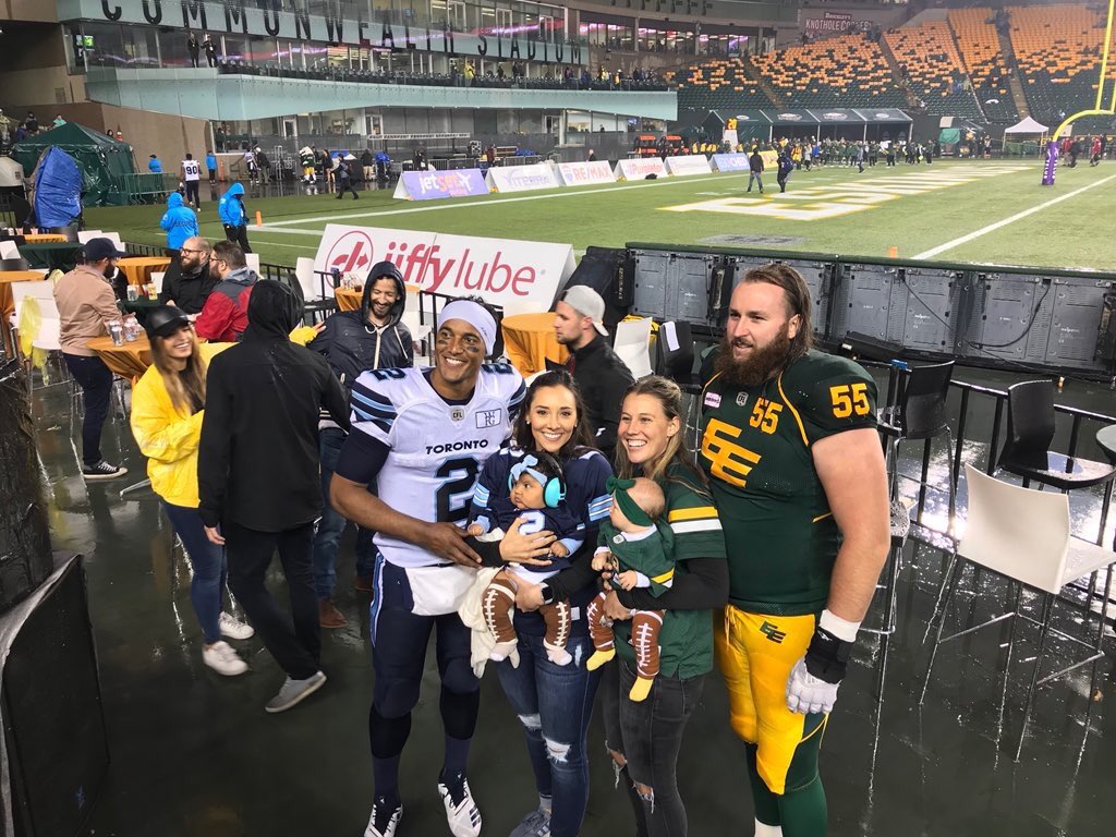 GoElks's tweet photo. #FootballisFamily https://t.co/CgKRzllOc7