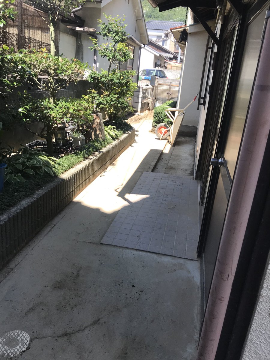 0514hachi's tweet photo. 大人7人で8時から15時まででこれくらいしか出来ません。
土砂が町全体にまだまだ沢山あります。
平成30年7月豪雨は日本の広い範囲が被災しています。
ボランティアをお願いします。
#広島県
#安芸郡
#坂町
#小屋浦
#ボランティアお願いします
#平成30年7月豪雨 https://t.co/T4QH0Fv4tp