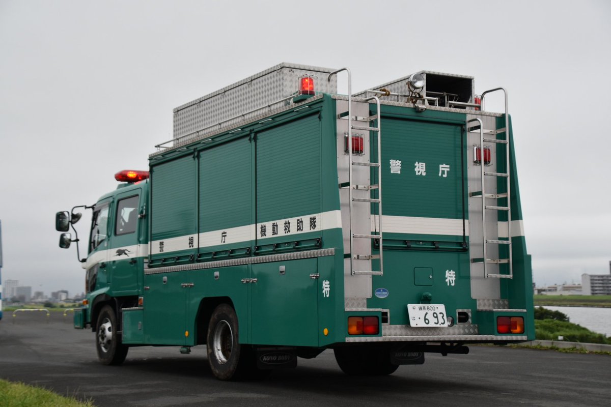 Mf10l33 警視庁 特科車両隊 機動救助隊 レンジャー 機動救助車 シビリアン 機動救助車 人送車 レンジャーベースの 機動救助車はフォワードと違い張出しバンパーのようです こちらの方がレスキュー車らしく感じます