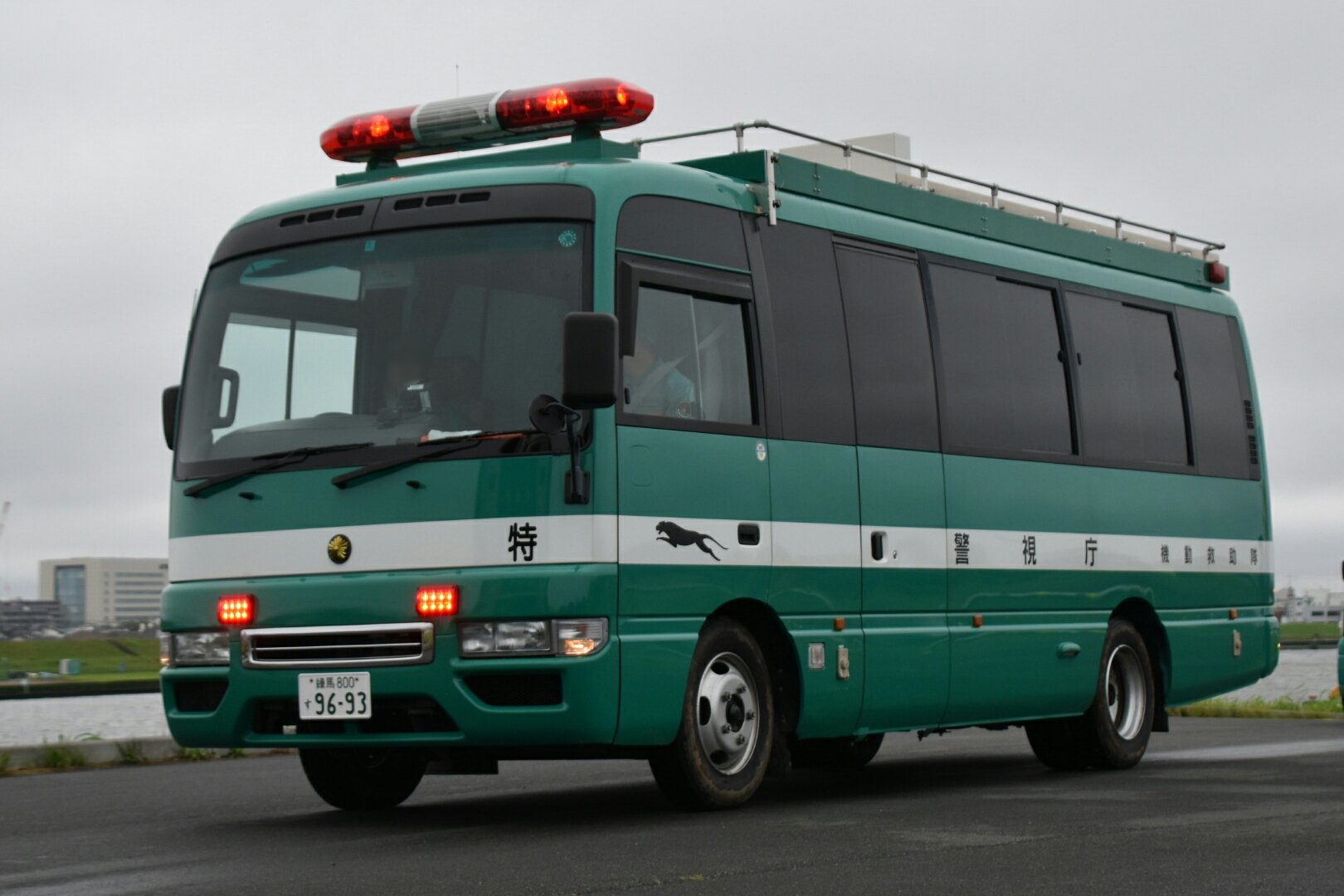 Mf10l33 警視庁 特科車両隊 機動救助隊 レンジャー 機動救助車 シビリアン 機動救助車 人送車 レンジャーベースの 機動救助車はフォワードと違い張出しバンパーのようです こちらの方がレスキュー車らしく感じます