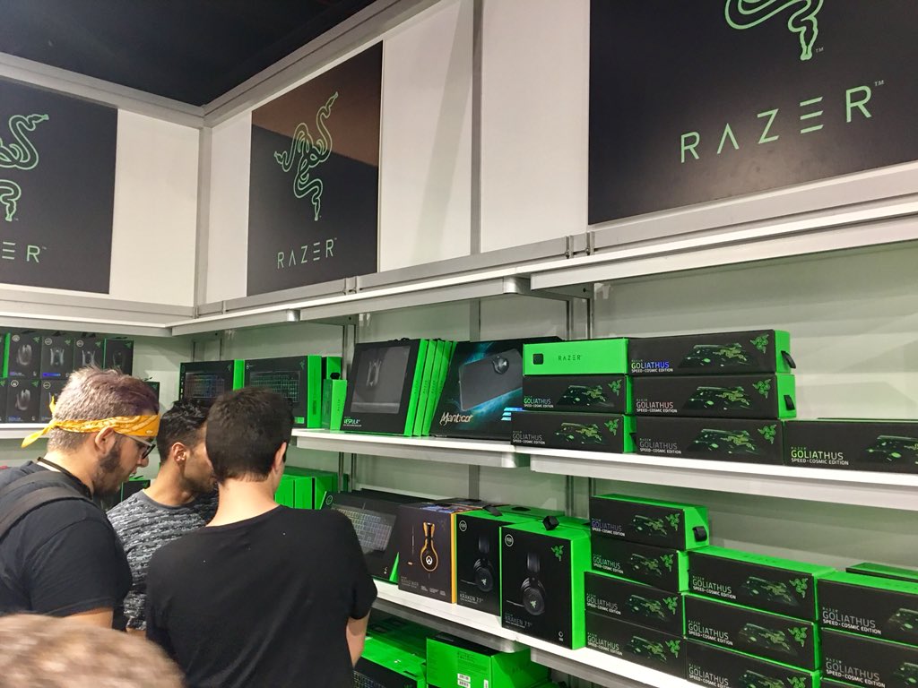 SignifyEspana's tweet photo. En #dreamhackValencia2018 vemos como @RazerES y @tweethue podemos cambiar la experiencia #gaming #Esports https://t.co/BY2xZVYuue