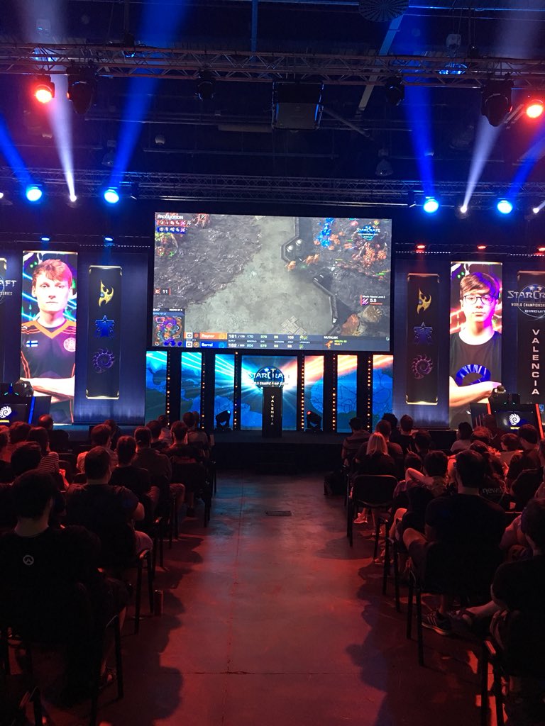 SignifyEspana's tweet photo. En #dreamhackValencia2018 vemos como @RazerES y @tweethue podemos cambiar la experiencia #gaming #Esports https://t.co/BY2xZVYuue