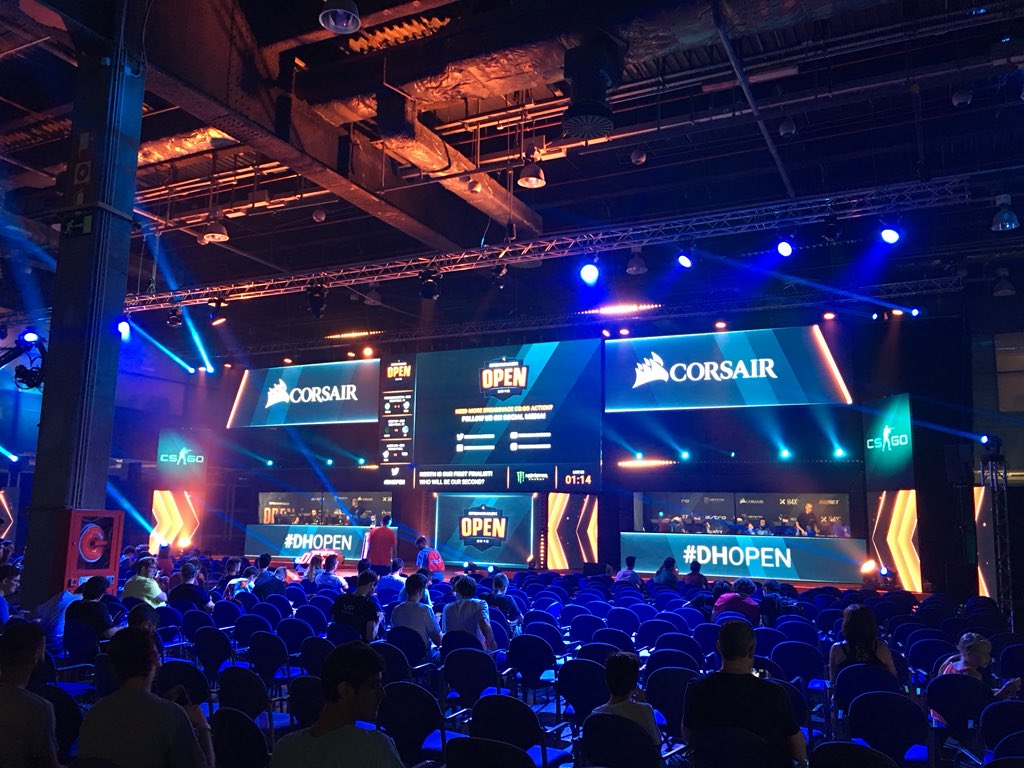 SignifyEspana's tweet photo. En #dreamhackValencia2018 vemos como @RazerES y @tweethue podemos cambiar la experiencia #gaming #Esports https://t.co/BY2xZVYuue