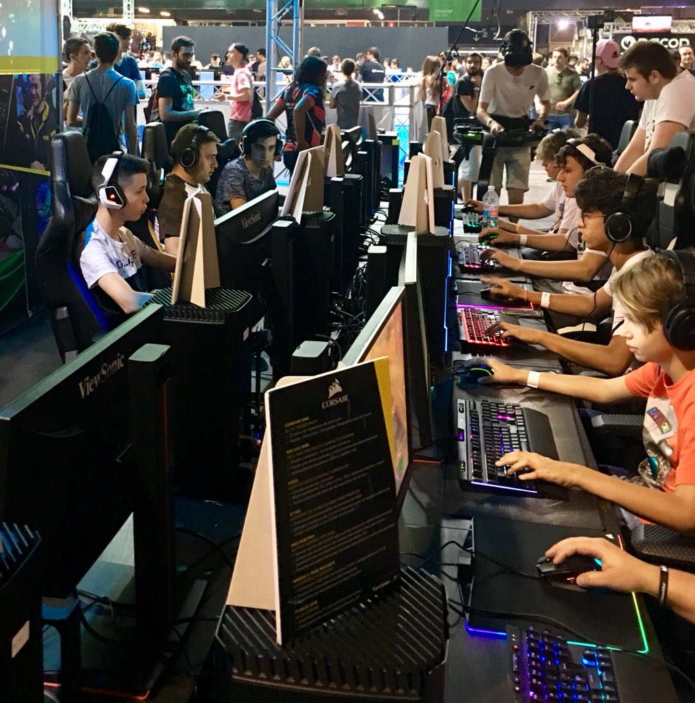 SignifyEspana's tweet photo. En #dreamhackValencia2018 vemos como @RazerES y @tweethue podemos cambiar la experiencia #gaming #Esports https://t.co/BY2xZVYuue