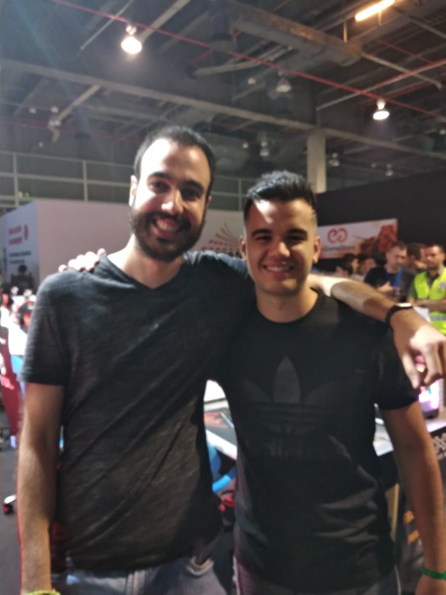 diego_hervas's tweet photo. Algú sap com li diuen a este tio? Anava per la @DreamHack i m'ha demanat una foto. Crec que m'ha dit que li dien algo paregut a @bystaxx o algo aixina https://t.co/8NBJRWSv82