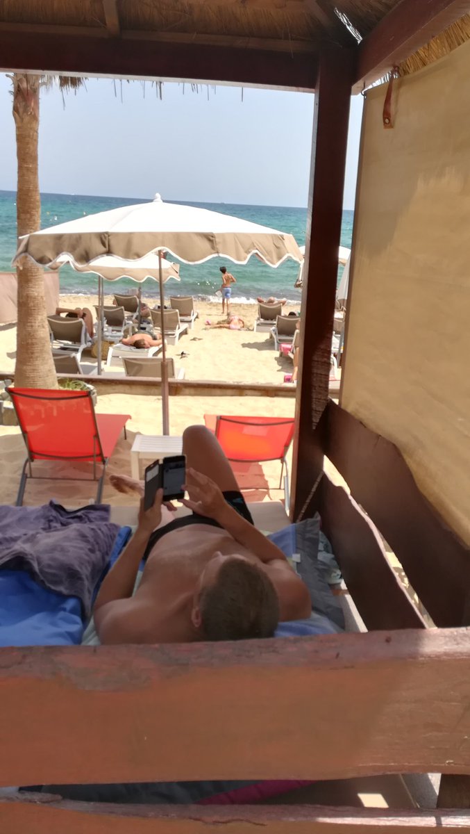 FloreAngeP's tweet photo. Même à la plage, dans un cadre idyllique... tu tweetes sur la prévention des feux... #CommOps #tuascadanslesang https://t.co/PLRpjsKJwm