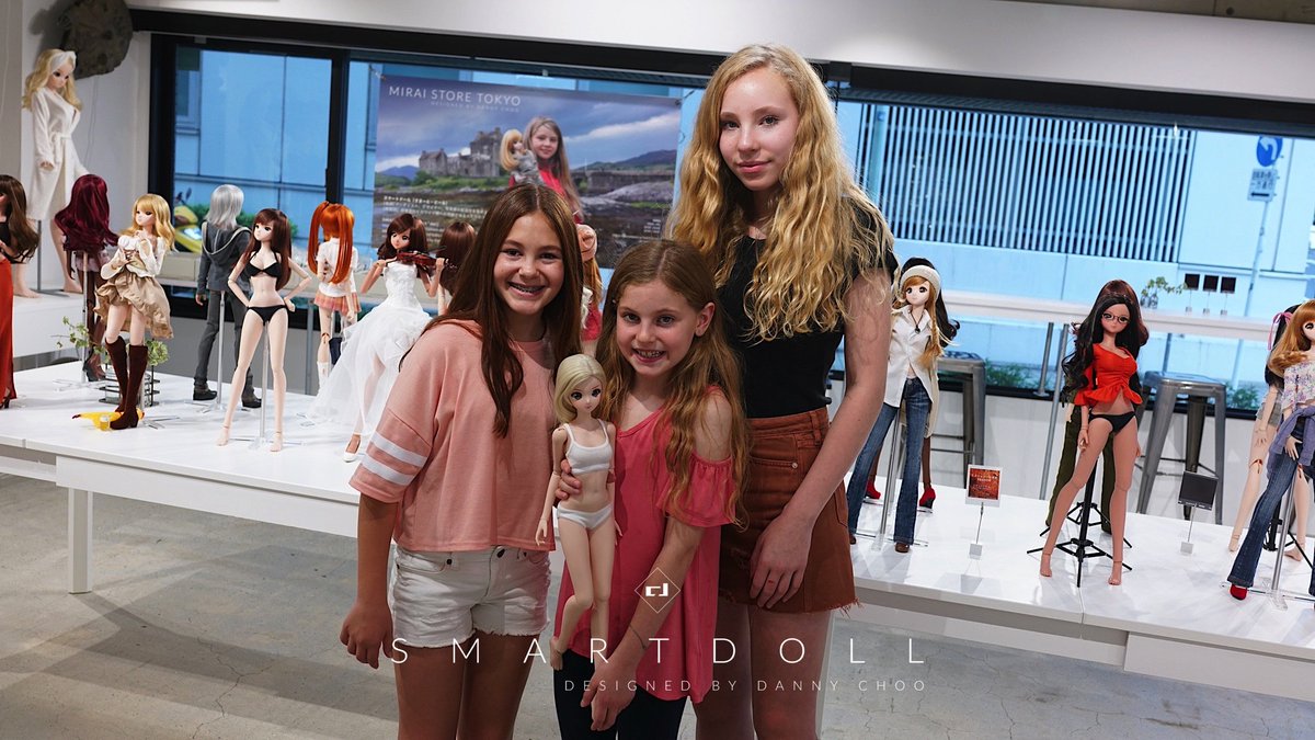 Danny Choo ミライストアにご来店の際は必ず営業時間をチェック 祝日 土曜は休みで 第2と第4日曜 平日は営業しています 週末には日本の方が多く 平日には外国の方が多い 1pm 2pmの間はスマートドールの餌の時間なのでその時間帯を避けてください